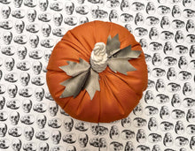 Cargar imagen en el visor de la galería, CALABAZA TELA NARANJA GRANDE OBJETO DECORATIVO
