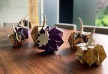 Cargar imagen en el visor de la galería, CALABAZAS ORIGAMI OBJETO DECORATIVO
